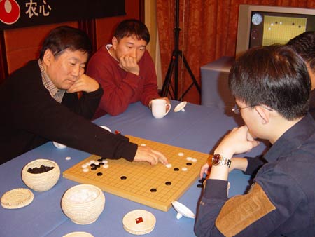 图文:三国围棋擂台赛 林海峰王檄在研究室