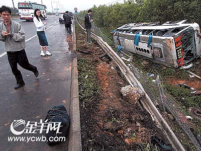广深高速广州段发生翻车事故 司机死亡十数人轻伤(图)
