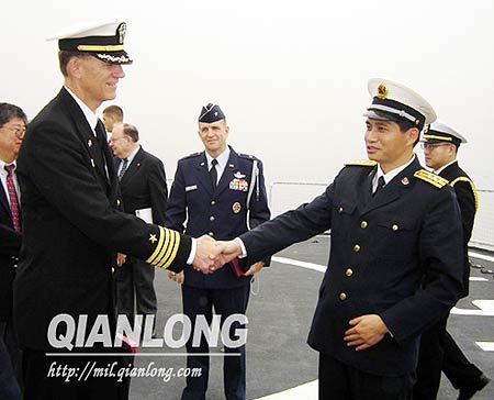 海军舰长的握手:当"蓝岭"号与167舰相遇(图)