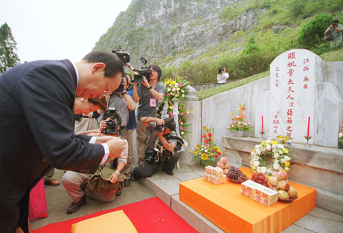 时许乘坐香港航班飞抵桂林,藉清明扫墓之机,向亡母章亚若报告改姓事宜