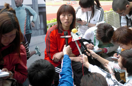 图文:曲云霞为香港运动员作技术示范 记者采访