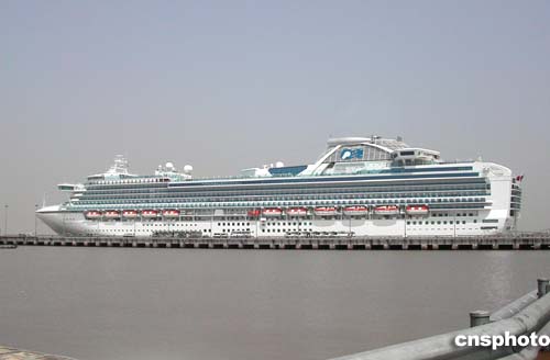 最大邮轮驶抵上海外高桥码头(图)