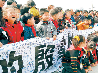 慈师真爱感天动地 十万群众含泪为殷雪梅送行(图)