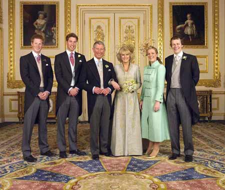 组图:查尔斯婚礼上英国王室成员合影