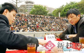 中国象棋特级大师对决柳江畔 高超技艺让棋迷
