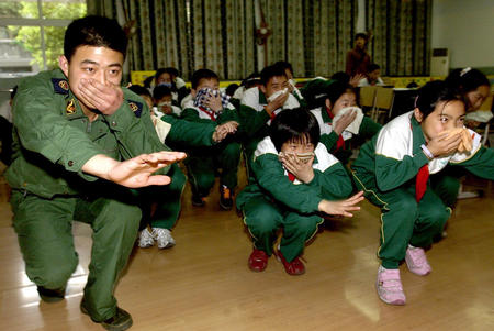 图文:杭州中小学生的平安主题班会(1)