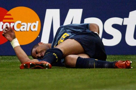 图文：冠军杯米兰德比 阿德里亚诺受伤倒地
