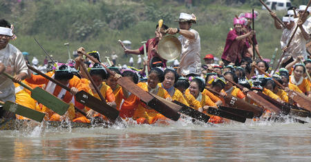 2005年云南傣族泼水节庆祝活动正式开始,放高升,堆沙,斗鸡,赛龙舟等