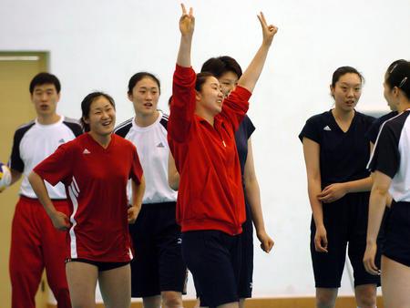 图文:中国女排开始漳州集训 张娜欢庆胜利