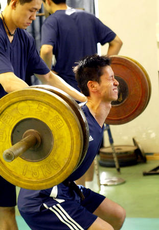 图文:新一届国家男排在京集训 艰苦的力量练习