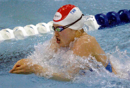 图文:罗雪娟获女子50米蛙泳冠军 在比赛中