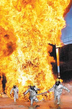 河南巩义一家化工厂70吨石蜡引燃发生爆炸(图