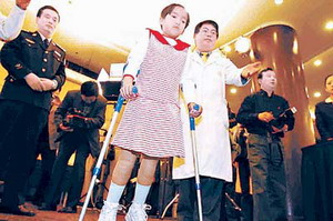 报道,在车祸中失去双腿,靠篮球走路4年多的云南女孩钱红艳昨天穿着她