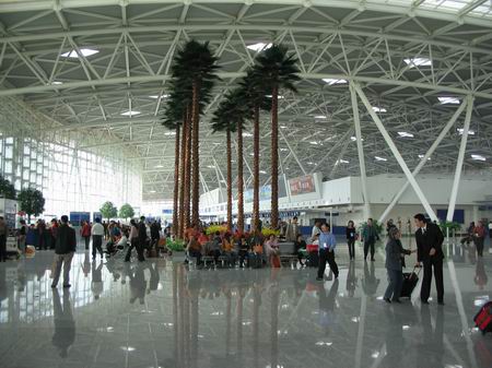 网络记者采访济南国际机场[组图]