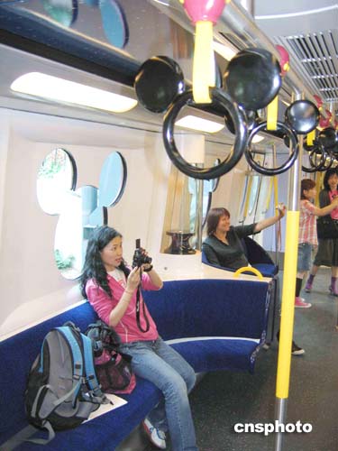 图文:香港地铁公司世界首列迪斯尼专线列车开
