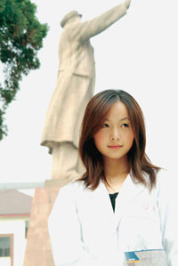 重庆医科大学校花白衣配着天使搬的面孔,重庆医科大学的美女们善于用