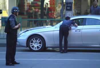 男子劫持奔驰车及2人质在上海与警方对峙(组图)