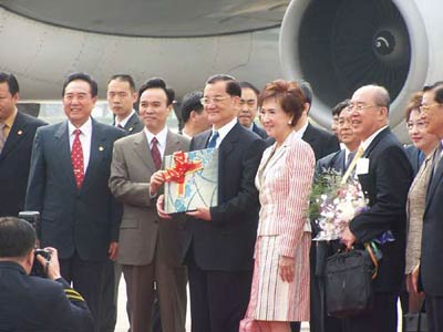 中国国民党主席连战一行离开北京飞赴西安(图)