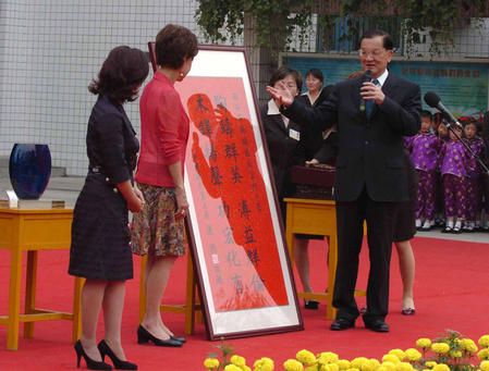 4月30日,中国国民党主席连战回到母校陕西省西安市后宰门小学,向