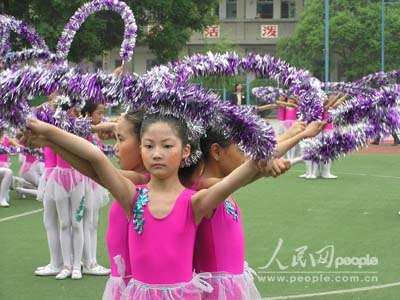 后宰门小学为校友连战表演