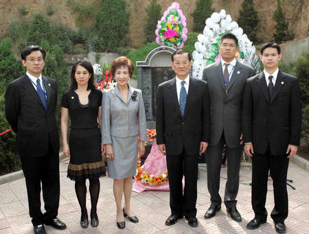 图文:连战一家在祖母墓前留影