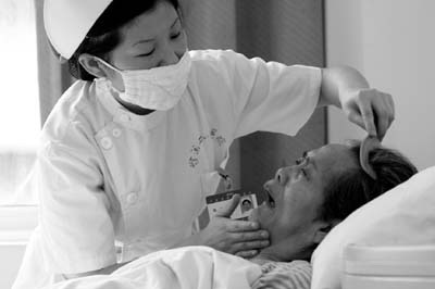 护士压力大打沙包减压 儿科护士情绪最焦虑(图)