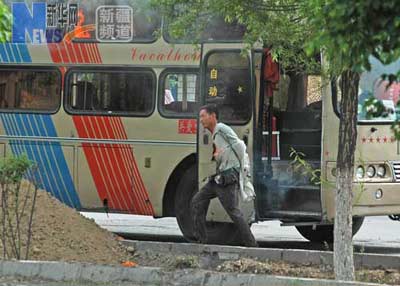 新疆伊宁一男子劫持并引爆客车被当场击毙(图)