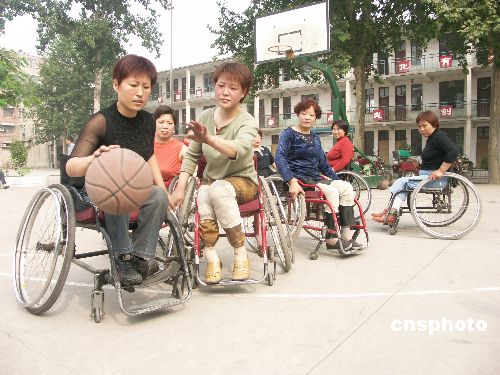 图文:河南第一支女子轮椅篮球队助残日前亮相