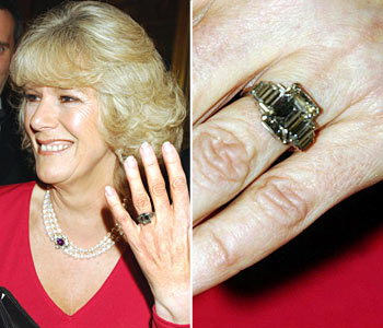 组图：比一比美女明星手上美仑美仑的订婚戒指