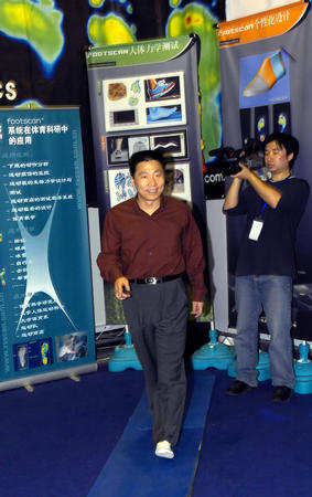 图文:科学运动互动科普展 杨利伟参观