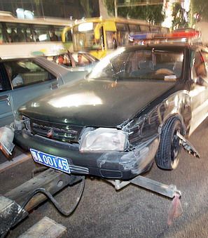"警灯"轿车路口连环撞 肇事司机满嘴酒气(图)
