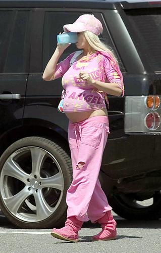 艳星乔丹怀孕更有女人味 粉色大肚装亮相(图)