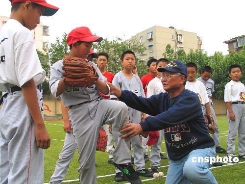 图:台湾棒球教练到济南小学指导训练