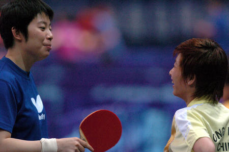 图文:十运会乒乓球预赛 杨影与昔日队友重逢