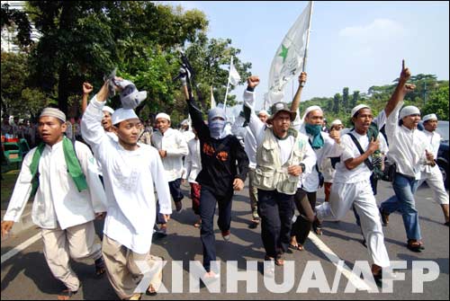 印尼爆发反美游行 谴责美军亵渎古兰经(组图)
