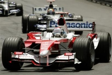 图文：F1摩纳哥大奖赛 丰田车手特鲁利领先韦伯