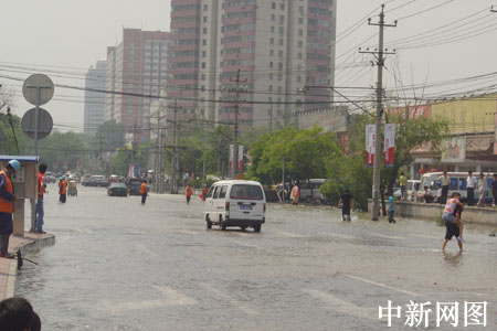 组图:北京北沙滩桥下地下水管爆裂 积水渐退