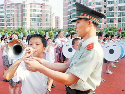 武警叔叔教我吹军号(图)