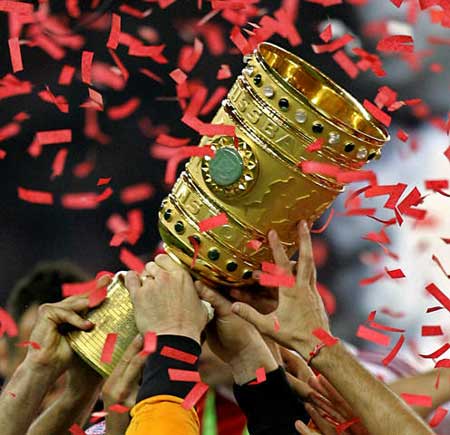 图文:拜仁第12次捧起德国杯 金光灿灿的奖杯