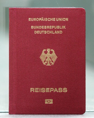 德国新版护照内含芯片 记录持有人生物