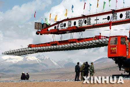 图文：青藏铁路铺轨至念青唐古拉山脚下