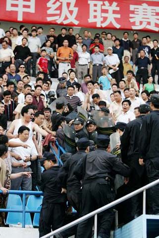 组图：中甲裁判判罚引争议 河南球迷与警方冲突