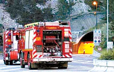 法意边界隧道漏油汽车酿成大祸