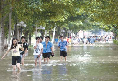 广州今日遭遇21世纪最强降雨 挂黑色暴雨警告