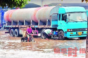 广州今日遭遇21世纪最强降雨 挂黑色暴雨警告