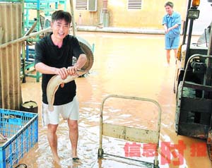 广州今日遭遇21世纪最强降雨 挂黑色暴雨警告