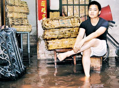 4小时闪电3874次 广州7000人受洪水影响(组图