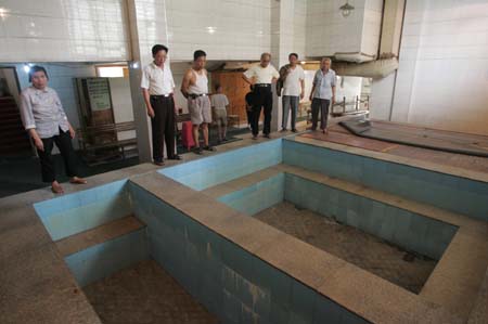 因为附近的古三座澡堂因无温泉水可抽,于上月11日关门