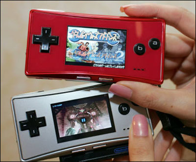 任天堂在东京发布Game Boy Micro掌上游戏机