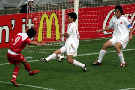 图文:世青赛中国2-1土耳其 国青队员赌枪眼